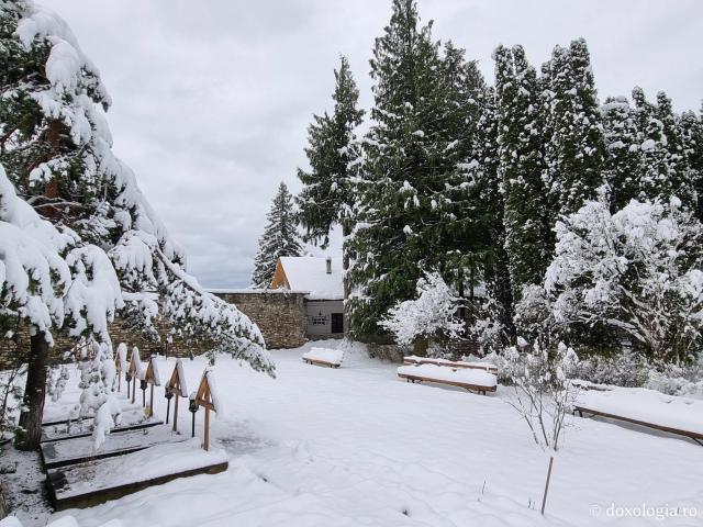 (Foto) Peisaj de iarnă în luna aprilie la Mănăstirea Pângărați