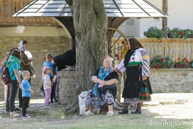 (Foto) Pelerini uniți în rugăciune, acasă la Sfântul Ioan cel Nou #HramSuceava2023