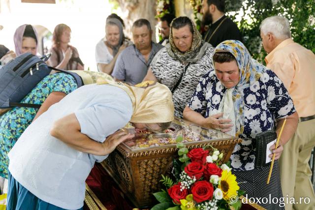 (Foto) Pelerini uniți în rugăciune, acasă la Sfântul Ioan cel Nou #HramSuceava2023