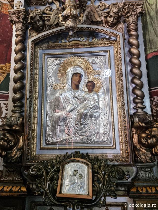 Icoana Maicii Domnului - Catedrala Arhiepiscopală „Sfinții Apostoli Petru și Pavel” din Constanța