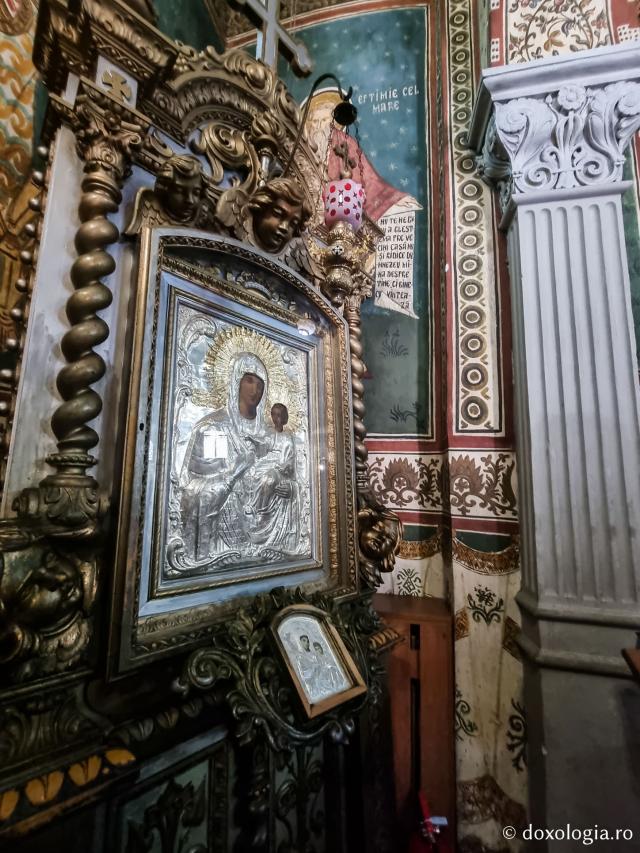 Icoana Maicii Domnului - Catedrala Arhiepiscopală „Sfinții Apostoli Petru și Pavel” din Constanța