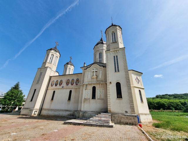 (Foto) Pași de pelerin la Mănăstirea „Peştera Sfântului Andrei”