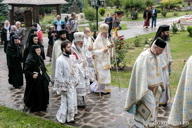 Sobor de arhierei, preoți și diaconi la mănăstirea Văratec