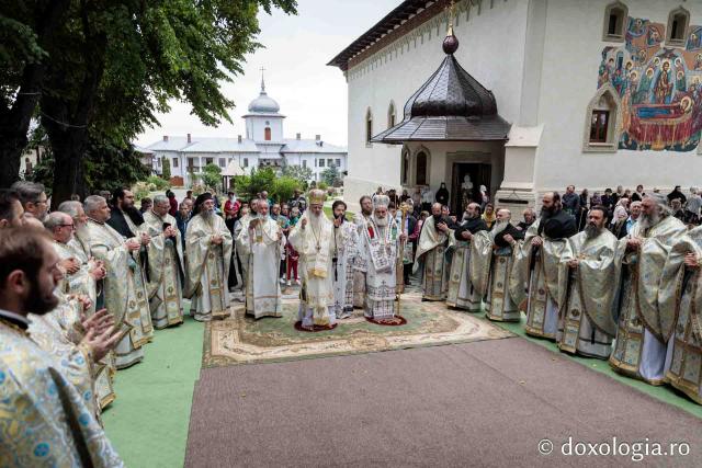 Sobor de arhierei, preoți și diaconi la mănăstirea Văratec