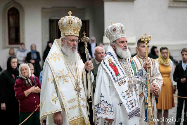 IPS Serafim și IPS Ioachim săvârșind Sfânta Liturghie în cinstea Sfântului Iosif de la Văratec