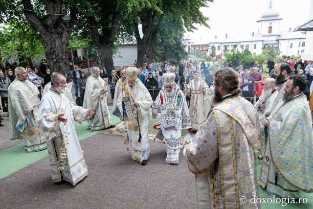 IPS Serafim și IPS Ioachim, alături de un sobor de preoți și diaconi, săvârșind Sfânta Liturghie în cinstea Sfântului Iosif de la Văratec