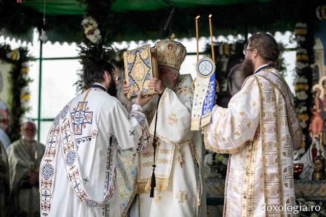 Momente din cadrul Sfintei Liturghii în cinstea Sfântului Iosif de la Văratec