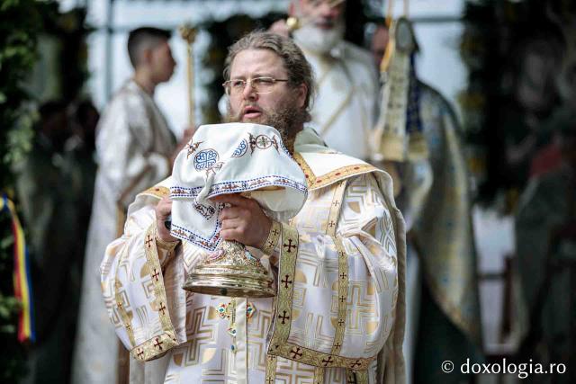 Momente din cadrul Sfintei Liturghii în cinstea Sfântului Iosif de la Văratec