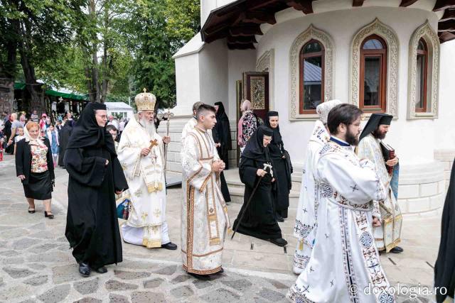 Sobor de ierarhi, preoți și diaconi în procesiunea către osuarul mănăstirii Văratec