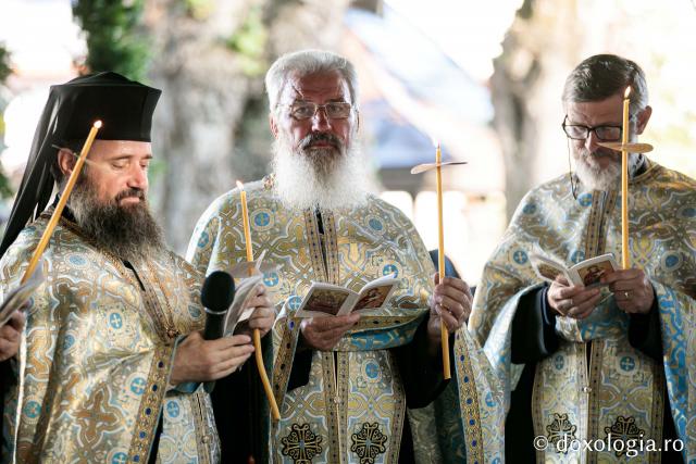 Sobor de preoți și diaconi săvârșește slujba Prohodului Maicii Domnului la mănăstirea Văratec
