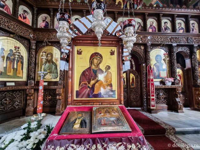 Icoana Maicii Domnului - Biserica „Izvorul Tămăduirii” de la Mănăstirea Sihăstria Putnei