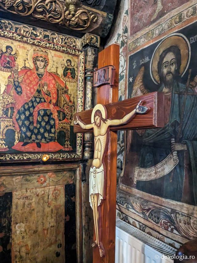 Cruce - Biserica „Cuvioasa Parascheva” din Rășinari