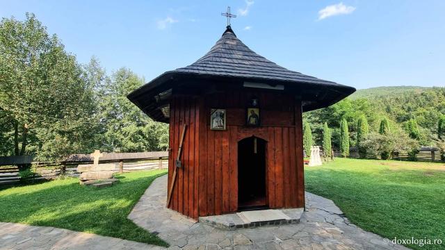 Biserica de lemn - Cimitirul Mănăstirii Sihăstria Putna