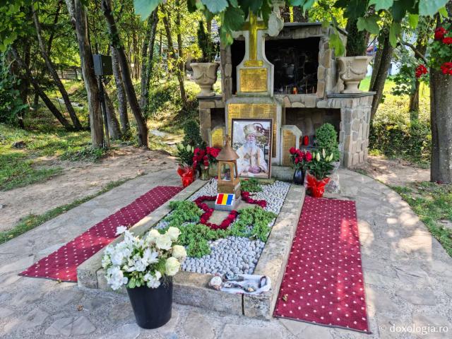Mormântul IPS Pimen - Cimitirul Mănăstirii Sihăstria Putna