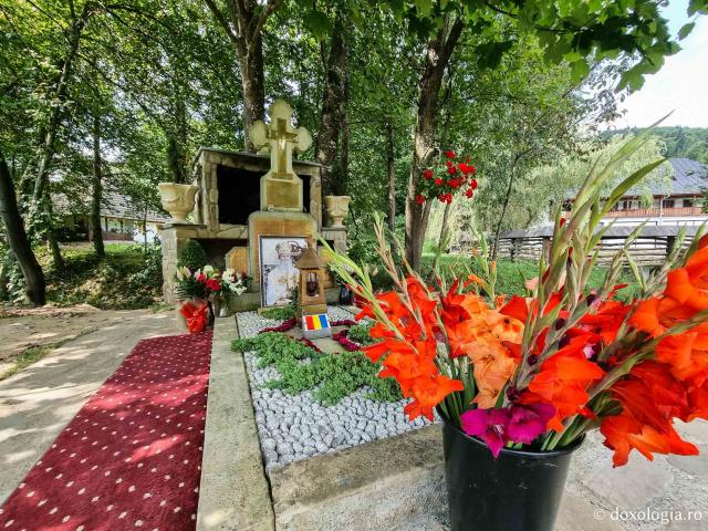 Mormântul IPS Pimen - Cimitirul Mănăstirii Sihăstria Putna