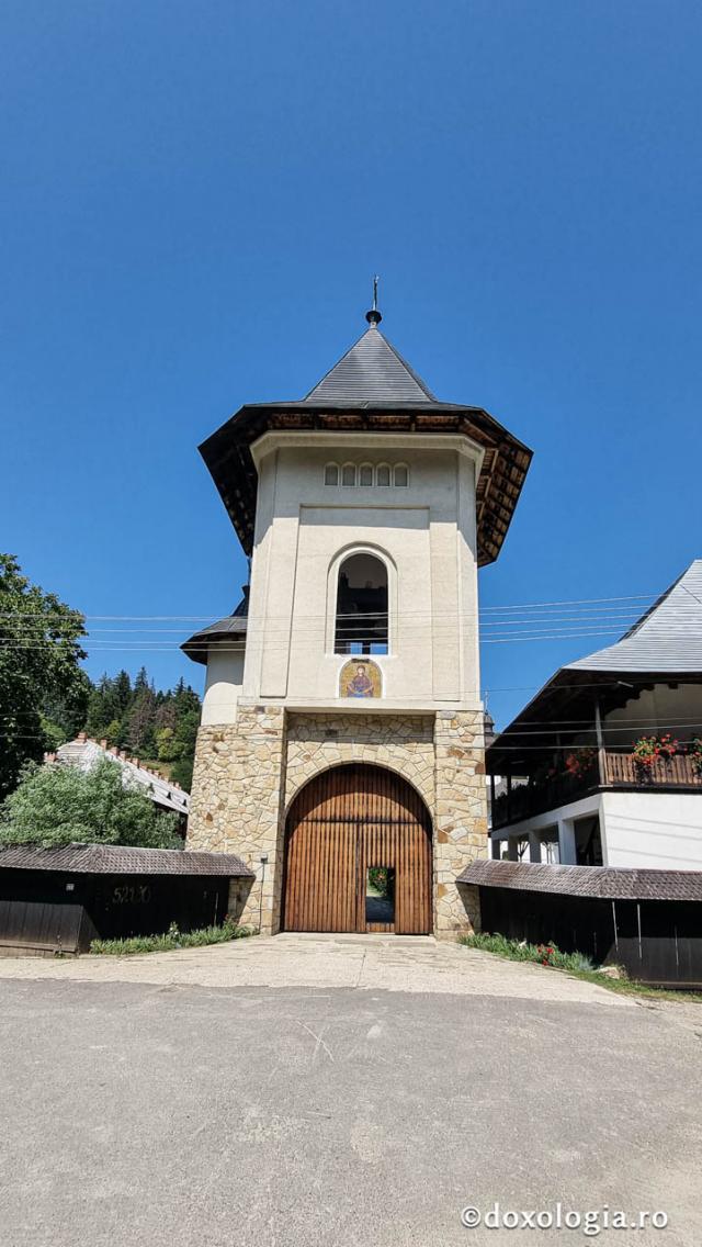 Mănăstirea Almaş - turn clopotnita