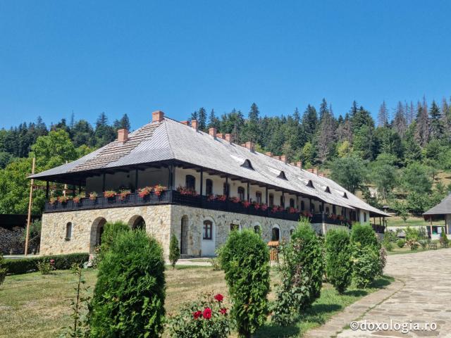 Mănăstirea Almaş - corp de chilii