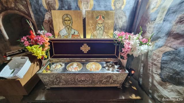 Moaștele Sfântului Ierarh Leontie de la Radăuți și a Sfântului Teodosie de la Brazi - Mănăstirea Bogdana