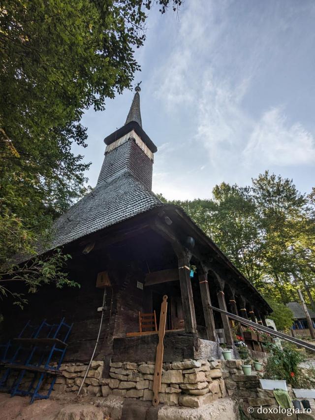Biserica de lemn „Sfinții Arhangheli Mihail și Gavriil” din Bezded