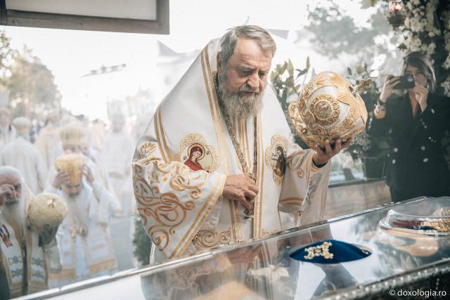 (Foto) Închinarea soborului de ierarhi slujitori – Liturghie Arhierească la Hramul Sfintei Parascheva (14 octombrie 2023)