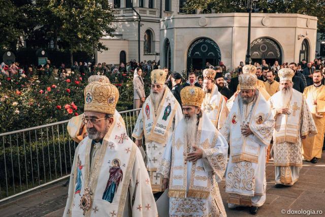 (Foto) Închinarea soborului de ierarhi slujitori – Liturghie Arhierească la Hramul Sfintei Parascheva (14 octombrie 2023)