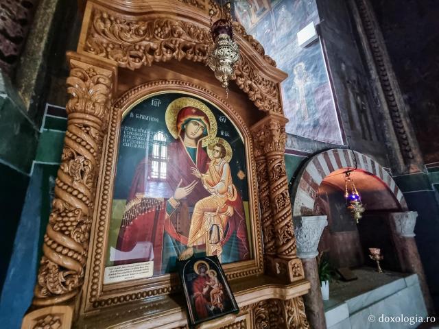 Icoana Maicii Domnului „Grabnic Ascultătoarea” de la Mănăstirea Slatina