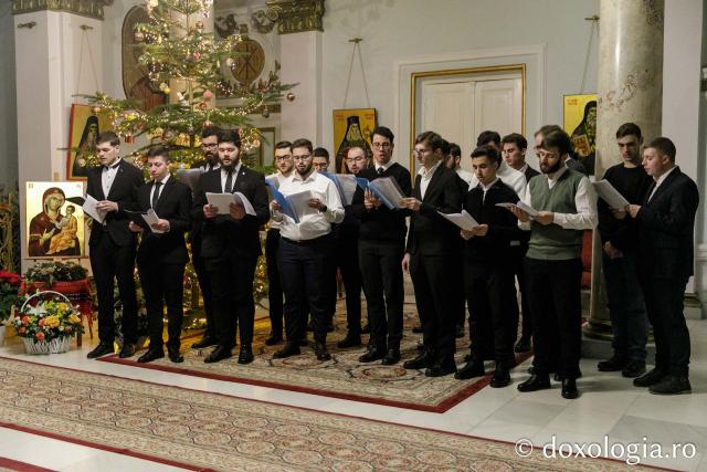 (Foto) Studenții Facultății de Teologie Ortodoxă din Iași, anul III – Colindători la Reședința Mitropolitană 2023