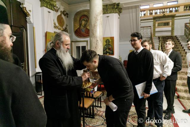 (Foto) Studenții Facultății de Teologie Ortodoxă din Iași, anul III – Colindători la Reședința Mitropolitană 2023
