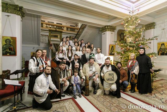 (Foto) Corul Mira și Grupul „Noi și Vechi” – Colindători la Reședința Mitropolitană 2023