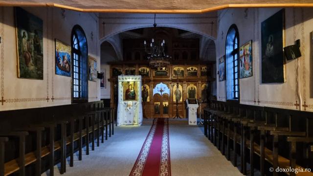 Interior biserică - Răgaz de liniște la Mănăstirea Piatra Fântânele