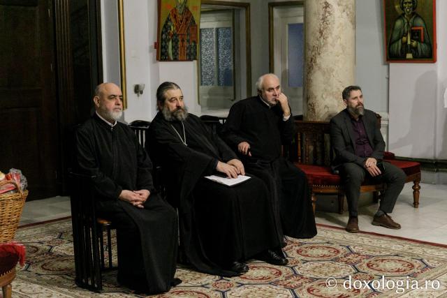 (Foto) Corul Bisericii „Sfântul Nectarie” din Iași – Colindători la Reședința Mitropolitană 2023