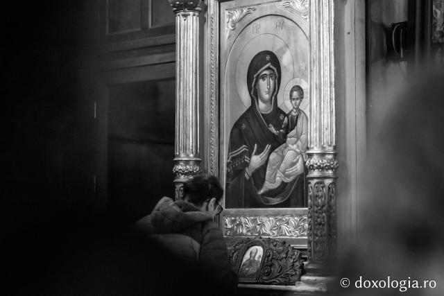(Foto) „Bucură-te, Mireasă, pururea Fecioară!” - Denia Acatistului Bunei Vestiri la Catedrala Mitropolitană din Iași
