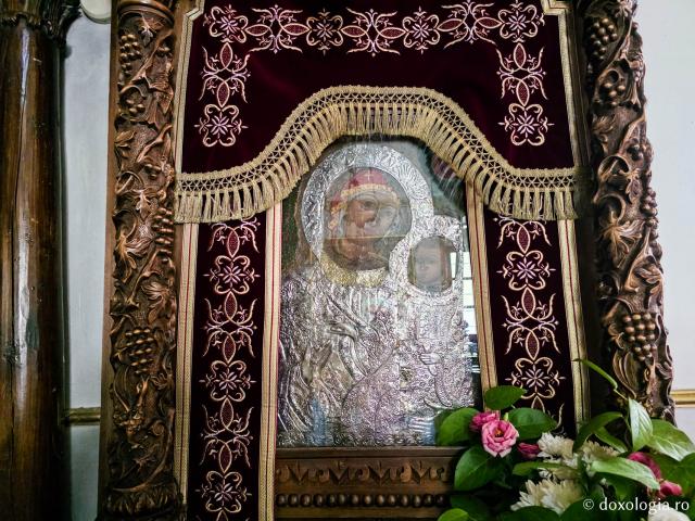 Icoana făcătoare de minuni a Maicii Domnului „Panaghia Ypseni” din Insula Rodos / Foto: Magda Buftea Icoana făcătoare de minuni a Maicii Domnului „Panaghia Ypseni” din Insula Rodos - Clipe de zăbavă la Mănăstirea „Panaghia Ypseni” din Insula Rodos / Foto: Magda Buftea