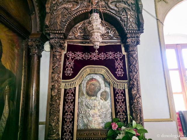 Icoana făcătoare de minuni a Maicii Domnului „Panaghia Ypseni” din Insula Rodos / Foto: Magda Buftea Icoana făcătoare de minuni a Maicii Domnului „Panaghia Ypseni” din Insula Rodos - Clipe de zăbavă la Mănăstirea „Panaghia Ypseni” din Insula Rodos / Foto: Magda Buftea