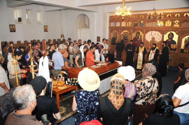 Sute de credincioși și-au luat aseară rămas bun de la Părintele Arsenie Papacioc 