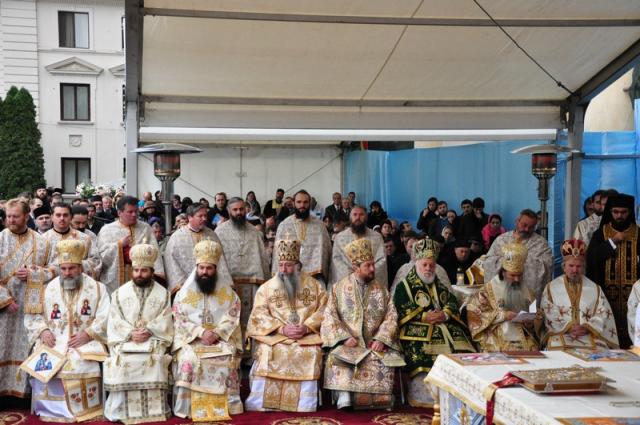Sfânta Liturghie la sărbătoarea Sfintei Parascheva (primele imagini)