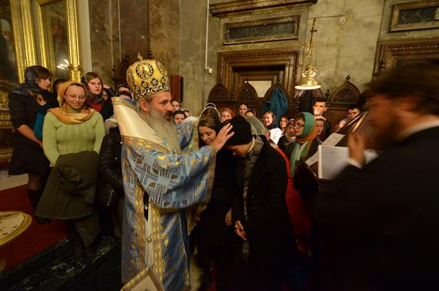 Ediţia de toamnă a Adunării tinerilor creştini ortodocşi din Moldova a reunit la Iaşi aproximativ 500 de participanţi, atât din judeţele Moldovei, cât şi din alte zone ale ţării, din Republica Moldova sau chiar Statele Unite ale Americii. Imagini de la Sfânta Liturghie oficiată duminică, 23 octombrie 2011, la Catedrala mitropolitană din Iași.
 „Adunarea tinerilor creştini ortodocşi din Moldova” - imagini de la Sfânta Liturghie