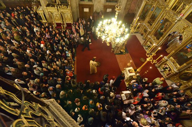 Ediţia de toamnă a Adunării tinerilor creştini ortodocşi din Moldova a reunit la Iaşi aproximativ 500 de participanţi, atât din judeţele Moldovei, cât şi din alte zone ale ţării, din Republica Moldova sau chiar Statele Unite ale Americii. Imagini de la Sfânta Liturghie oficiată duminică, 23 octombrie 2011, la Catedrala mitropolitană din Iași.
 „Adunarea tinerilor creştini ortodocşi din Moldova” - imagini de la Sfânta Liturghie