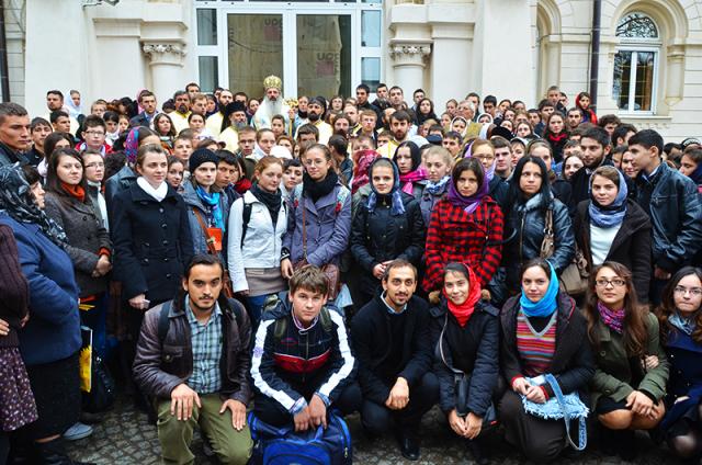 Ediţia de toamnă a Adunării tinerilor creştini ortodocşi din Moldova a reunit la Iaşi aproximativ 500 de participanţi, atât din judeţele Moldovei, cât şi din alte zone ale ţării, din Republica Moldova sau chiar Statele Unite ale Americii. Imagini de la Sfânta Liturghie oficiată duminică, 23 octombrie 2011, la Catedrala mitropolitană din Iași.
 „Adunarea tinerilor creştini ortodocşi din Moldova” - imagini de la Sfânta Liturghie