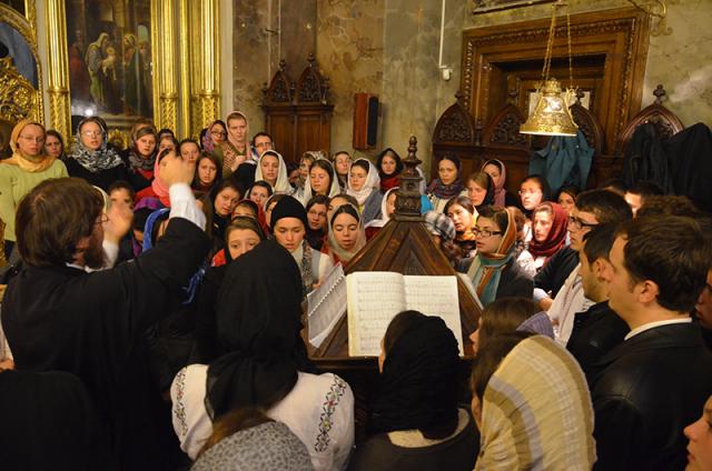 Ediţia de toamnă a Adunării tinerilor creştini ortodocşi din Moldova a reunit la Iaşi aproximativ 500 de participanţi, atât din judeţele Moldovei, cât şi din alte zone ale ţării, din Republica Moldova sau chiar Statele Unite ale Americii. Imagini de la Sfânta Liturghie oficiată duminică, 23 octombrie 2011, la Catedrala mitropolitană din Iași.
 „Adunarea tinerilor creştini ortodocşi din Moldova” - imagini de la Sfânta Liturghie