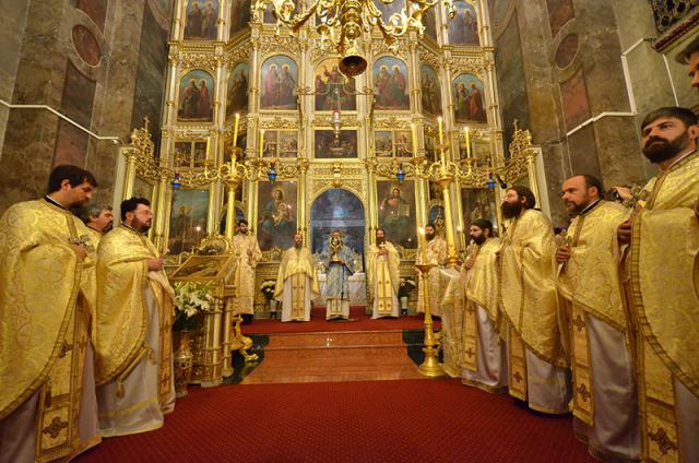 Ediţia de toamnă a Adunării tinerilor creştini ortodocşi din Moldova a reunit la Iaşi aproximativ 500 de participanţi, atât din judeţele Moldovei, cât şi din alte zone ale ţării, din Republica Moldova sau chiar Statele Unite ale Americii. Imagini de la Sfânta Liturghie oficiată duminică, 23 octombrie 2011, la Catedrala mitropolitană din Iași.
 „Adunarea tinerilor creştini ortodocşi din Moldova” - imagini de la Sfânta Liturghie