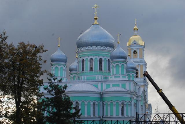 Catedrala închinată Sfintei Treimi, în interiorul căreia se păstrează moaștele Cuviosului Serafim de Sarov Catedrala închinată Sfintei Treimi