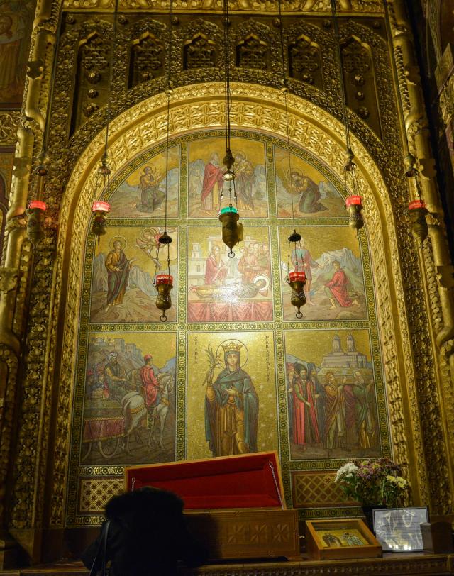 racla cu moaștele Sfântului Vasile cel Mare și frescă cu fragmente din viața Sfintei Parascheva