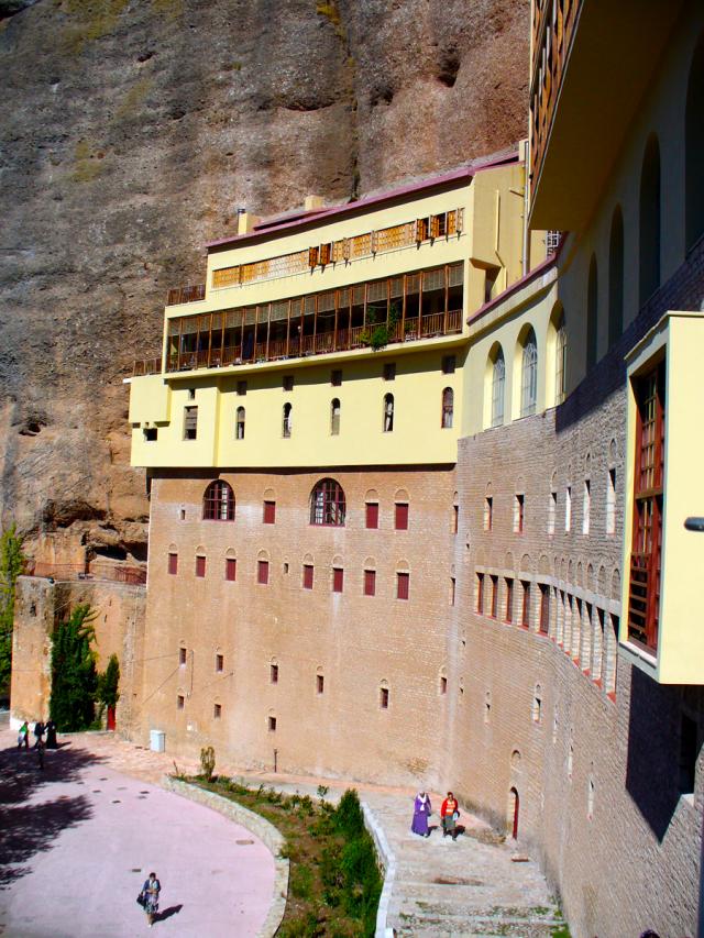 (Foto) Mega Spileo – mănăstirea care adăposteşte sute de sfinte moaşte