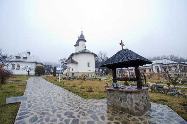 (Foto) Clipe de sfințenie la Mănăstirea Văratec
