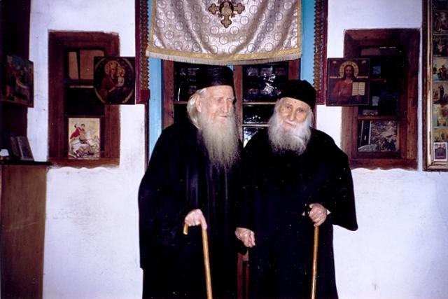 Împreună cu Gheron Iosif Vatopedinul (1921-2009), ucenic al Cuviosului Iosif Isihastul, la intrarea în paraclisului chiliei Sfântul Gheorghe de la Colciu (Foto) Stareţul Dionisie Ignat de la Colciu