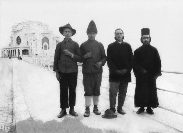 Părintele Dionisie înainte de plecarea în Sfântul Munte, pe faleza din Constanţa (primul din stânga) (Foto) Stareţul Dionisie Ignat de la Colciu