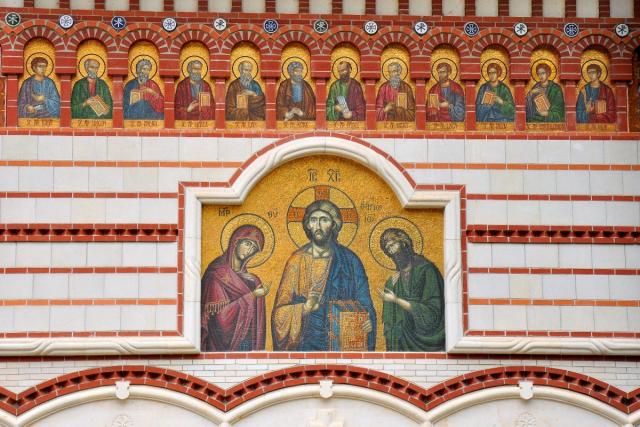 Icoane mozaic de pe exteriorul noii biserici a Mănăstirii „Sfânta Ana”, Rohia 