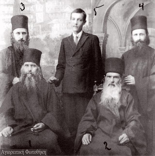 1. Cuviosul Siluan Athonitul (†1938); 2. Monahul Casian Korepanov; 3. Ierodiacon Sofronie Saharov, ucenicul și biograful Cuviosului Siluan, ctitorul Mănăstirii Cinstitului Înaintemergător de la Essex, UK (†1993); 4. Monahul Vasili Krivoşein, viitor Arhiepiscop de Bruxelles (†1985); 5. Studentul Roman Strijkov - fotografie din anul 1933 realizată în studioul foto al mănăstirii Sfântului Pantelimon - Rusikon (Foto) Fotografii cu Sfântul Siluan Athonitul