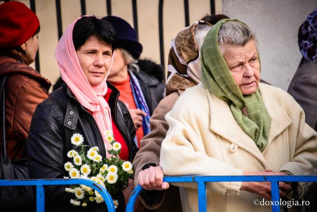 Închinătorii la moaştele Sfintei Parascheva şi ale Sfântului Constantin Brâncoveanu - galerie FOTO